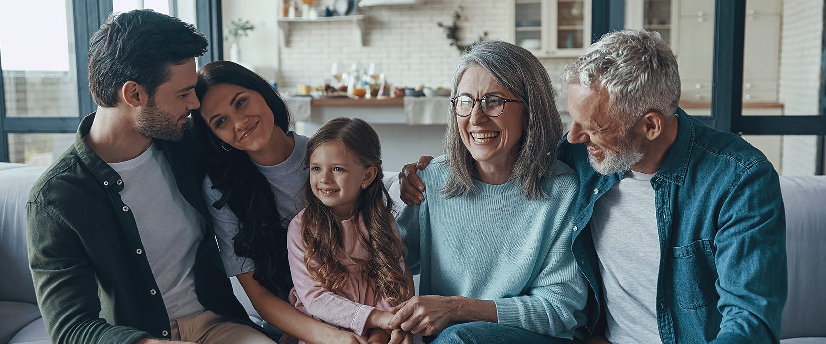 J2658_GraparentsDay_1680x700 Family smiling together